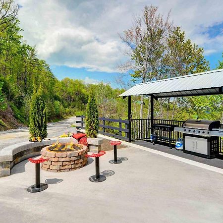 Skyview Mansion:13Bdrm, 17Bath, Sleeps 70, Indoor Pool, Amazing Views Villa Пиджен Фордж Екстериор снимка